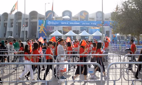 Khoảng hai tiếng trước giờ bóng lăn, CĐV Việt Nam đã bắt đầu vào sân Zayed Sports City. Ảnh: VNE.