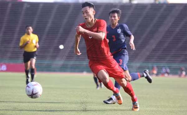 U22 Việt Nam(áo đỏ) chơi lấn lướt Thái Lan trong gần như toàn bộ trận đấu. Ảnh: VNE.