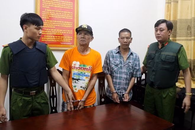 Cảnh sát truy nã tội phạm Công an Nghệ An dẫn giải đối tượng trốn truy nã về quy án.
