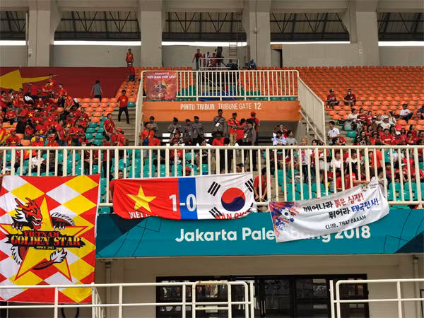 CĐV Việt Nam trên sân Pakansari dự đoán và chờ mong chiến thắng 1-0 cho đội nhà trước Hàn Quốc. Ảnh: VNE.