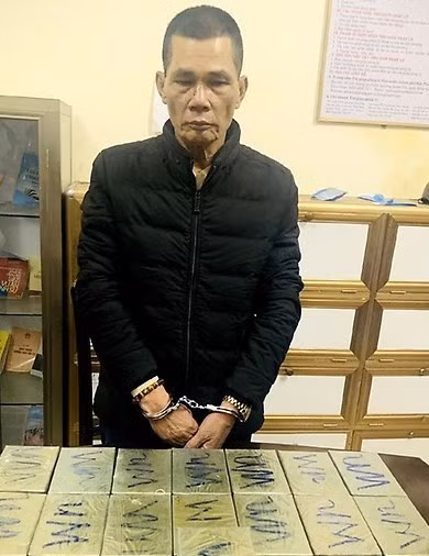 Đối tượng Nguyễn Văn Nhã cùng tang vật là 44 bánh heroin.