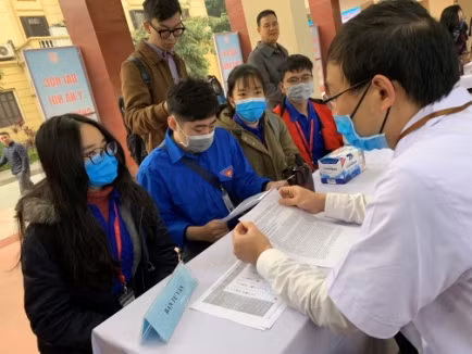 Các bạn sinh viên đến tư vấn và đăng ký tham gia thử nghiệm vaccine Covivac sáng 21/1.