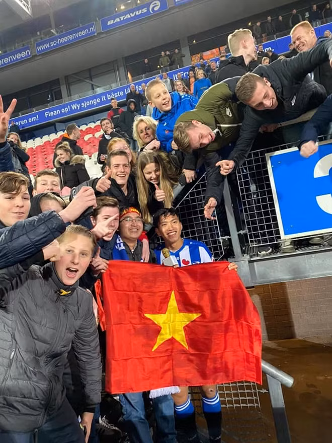 Nhà vô địch SEA Games 30 dương quốc kì ăn mừng sau trận đấu cùng các CĐV.