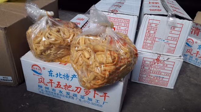 Một vụ vận chuyển thực phẩm bẩn bị lực lượng chức năng tỉnh Quảng Ninh phát hiện, xử lí.