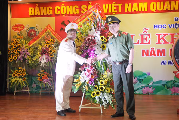 Bộ trưởng Tô Lâm tặng hoa cho lãnh đạo nhà trường.
