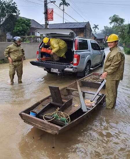 Công nhân Điện lực Nghi Xuân, Hà Tĩnh, đi kiểm tra, xử lý lưới điện. Công nhân Điện lực Nghi Xuân, Hà Tĩnh, đi kiểm tra, xử lý lưới điện.