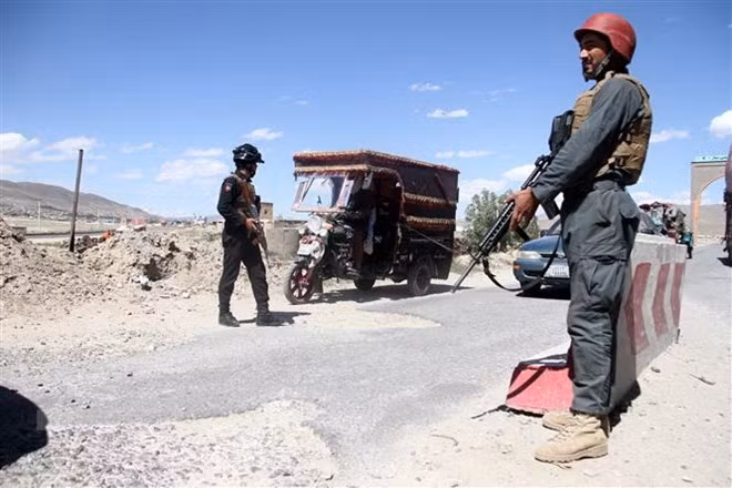 Cảnh sát Afghanistan gác tại chốt an ninh ở Ghazni. Cảnh sát Afghanistan gác tại chốt an ninh ở Ghazni.