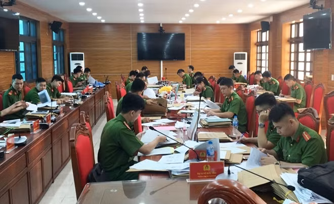Công an TP Hạ Long huy động lực lượng phúc tra toàn bộ phiếu thu thập thông tin dân cư.