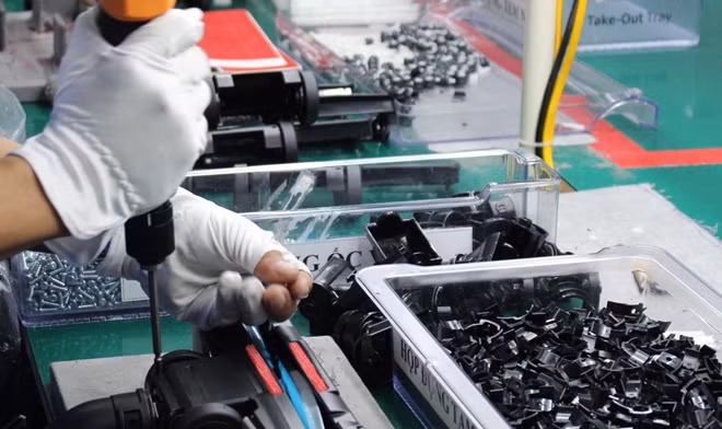 Do yêu cầu nghiêm ngặt của DN FDI nên phần lớn DN cung ứng công nghiệp hỗ trợ trong nước khó tham gia vào chuỗi cung ứng của DN FDI.