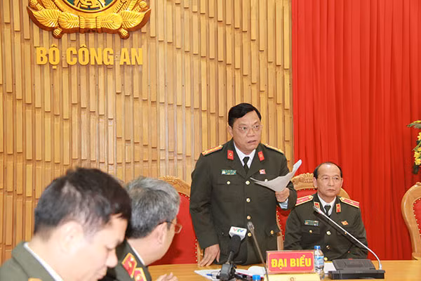 Đại tá Trần Hải Trung, Phó Tổng cục trưởng Tổng cục Chính trị CAND trả lời câu hỏi của các phóng viên