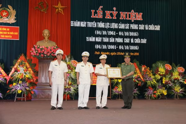 Thứ trưởng Bùi Văn Thành trao Bằng khen của Bộ Công an tặng Cảnh sát PCCC tỉnh Thái Nguyên.