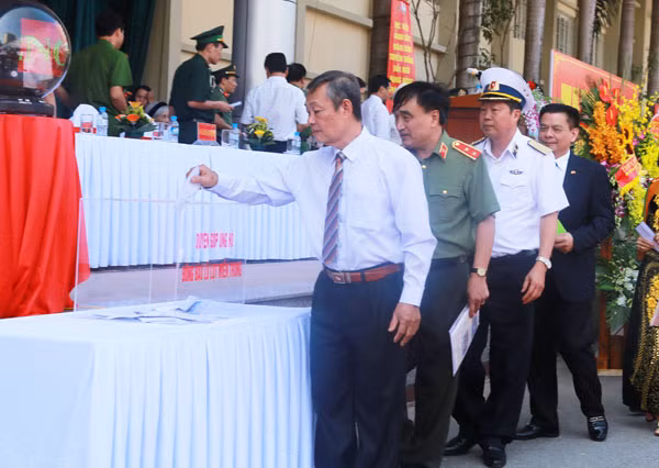 Các đồng chí lãnh đạo đại diện các đơn vị, đại biểu và khách mời tham gia ủng hộ, chia sẻ với đồng bào miền Trung.