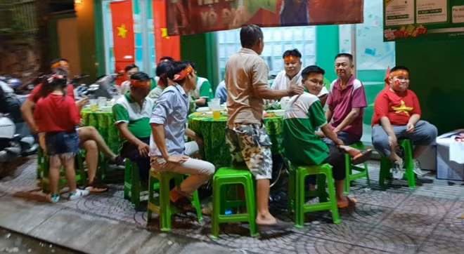 Dù buổi tối trận đấu mới diễn ra nhưng người dân TP HCM đã sẵn sàng cho đêm “cháy” hết mình cùng đội tuyển.