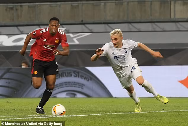 Manchester United (M.U) đối đầu với Copenhagen ở tứ kết Europa league . Đại diện nước Anh được đánh giá hoàn toàn vượt trội đối thủ.