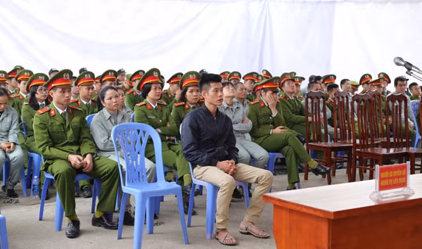Các bị cáo tại phiên tòa xét xử.