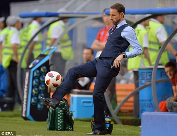 HLV đội tuyển Anh trổ tài với trái bóng World Cup. Ảnh: EPA.