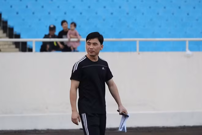 HLV Kim Yong-jun của đội tuyển CHDCND Triều Tiên .