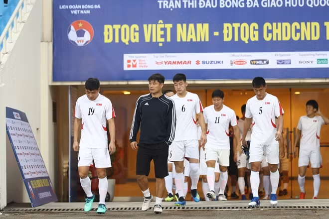 Chiều tối ngày 24-12 đội tuyển CHDCND Triều Tiên có buổi tập duy nhất làm quen trên mặt sân Mỹ Đình trước