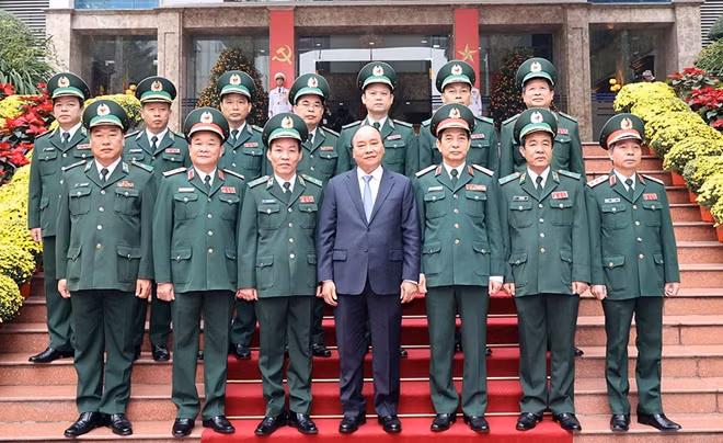 Thủ tướng Nguyễn Xuân Phúc với lãnh đạo Bộ Quốc phòng và Bộ Tư lệnh Bộ đội Biên phòng. Ảnh: TTXVN.
