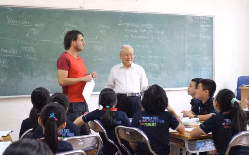 Dù bước vào tuổi “xưa nay hiếm” nhưng NGƯT Nguyễn Trọng Vĩnh vẫn miệt mài với sự nghiệp trồng người. Dù bước vào tuổi “xưa nay hiếm” nhưng NGƯT Nguyễn Trọng Vĩnh vẫn miệt mài với sự nghiệp trồng người.