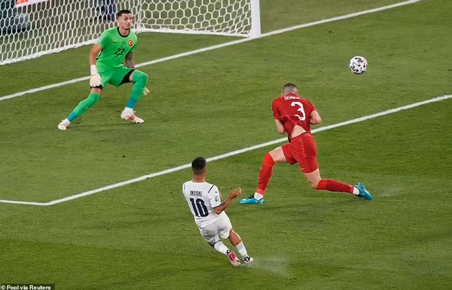 Sau đó lần lượt Insigne và Bonucci đều có cơ hội trước khung thành Thổ Nhĩ Kỳ nhưng đều không thành công.