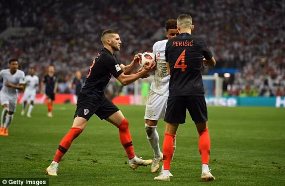 Kyle Walker phản ứng sau pha bị thổi phạt do hành vi cản trở cú ném biên của Croatia. Đội tuyển Anh đã cố gắng giảm nhịp độ trận đấu.