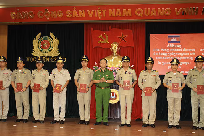 Thiếu tướng Phạm Ngọc Hà, Phó Giám đốc Học viện CSND trao giấy chứng nhận hoàn thành khóa học cho các học viên