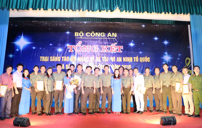 Ban tổ chức chụp ảnh lưu niệm tại lễ Bế mạc Trại sáng tác âm nhạc CAND năm 2016