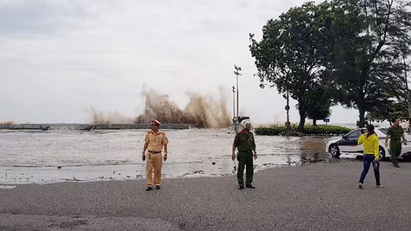 Tại các khu vực bị ngập lực lượng Công an và quân đội tích cực hỗ trợ người dân, đảm bảo trật tự an toàn giao thông