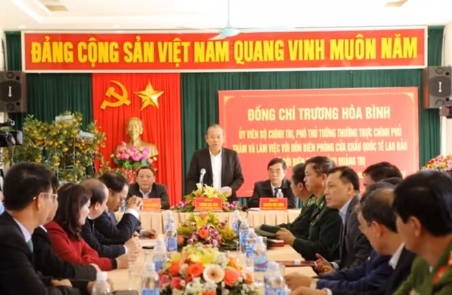 Phó Thủ tướng Trương Hòa Bình thăm và làm việc tại Đồn Biên phòng cửa khẩu quốc tế Lao Bảo.