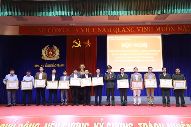 Thượng tá Nguyễn Quốc Toản, Giám đốc Công an tỉnh Bắc Giang tặng giấy khen cho các tập thể, cá nhân có thành tích xuất sắc.