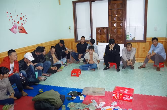 Bắt quả tang 17 đối tượng đang đánh bạc.