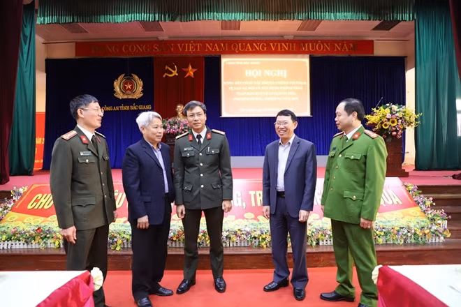 Các đại biểu thảo luận bên lề hội nghị.