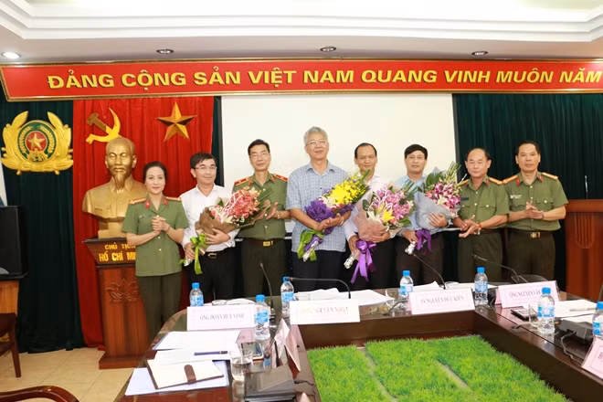Ban Biên tập Báo CAND tặng hoa các đại biểu tại buổi tọa đàm.
