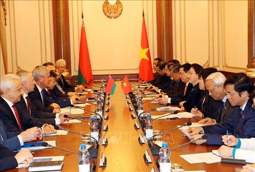 Chủ tịch Quốc hội Nguyễn Thị Kim Ngân hội đàm với Chủ tịch Hạ viện Belarus - Ảnh: TTXVN.