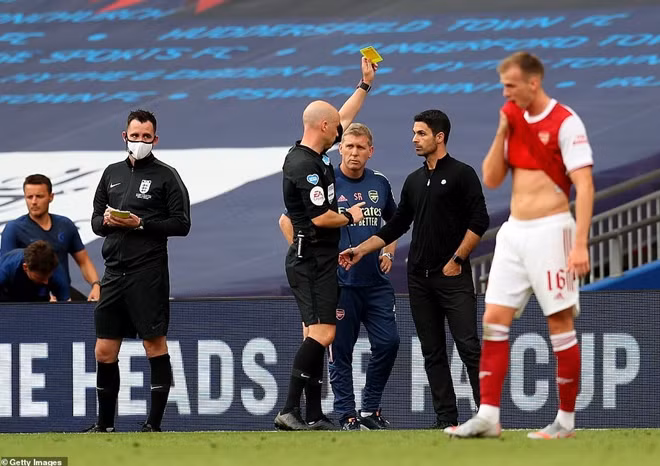 ... và cả thẻ vàng cảnh cáo với HLV Mikel Arteta của Arsenal.