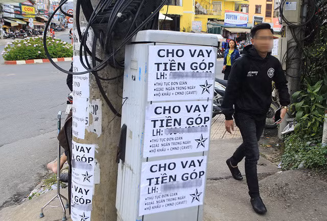 Quảng cáo cho vay dán khắp nơi.