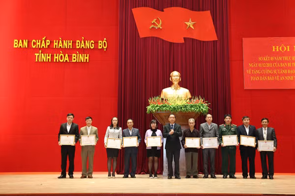 Đồng chí Nguyễn Văn Quang, Phó Bí thư Tỉnh ủy, Chủ tịch UBND tỉnh Hòa Bình tặng Bằng khen cho các tập thể, cá nhân...