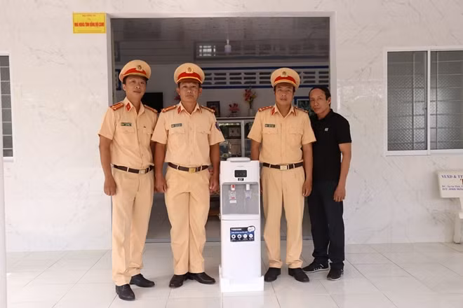 Phòng CSGT tặng quà chúc mừng gia đình Đại úy Lê Nguyên Đạo.