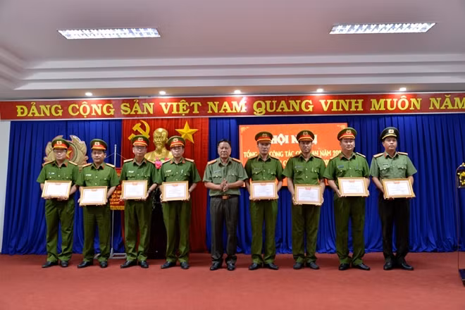 Đại tá Phạm Thành Sỹ -Giám đốc Công an tỉnh Cà Mau trao danh hiệu quyết thắng cho các tập thể thuộc Công an TP Cà Mau.