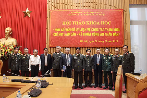Thứ trưởng Bùi Văn Nam với các đại biểu tham dự Hội thảo.