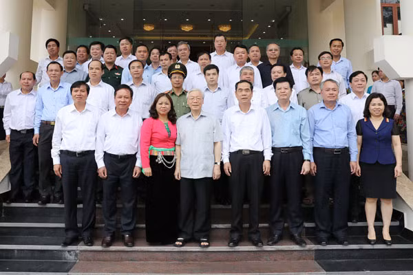 Tổng Bí thư Nguyễn Phú Trọng và các đại biểu với Ban Thường vụ Tỉnh ủy và cán bộ chủ chốt tỉnh Hòa Bình. Ảnh: TTXVN.
