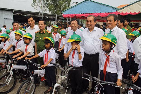 Phó Thủ tướng thường trực Trương Hòa Bình và Trung tướng Nguyễn Xuân Yêm cùng các mạnh thường quân tặng xe đạp cho học sinh nghèo hiếu học.