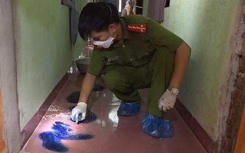 Lực lượng Công an phát hiện, lần ra dấu vết đối tượng trong vụ án. Lực lượng Công an phát hiện, lần ra dấu vết đối tượng trong vụ án.