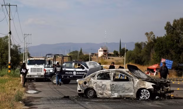 Cảnh sát kiểm tra hiện trường một vụ thanh toán lẫn nhau ở Celaya, Guanajuato. Ảnh: Reuters