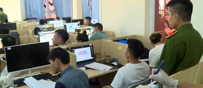 Lực lượng Công an khống chế các đối tượng đang thực hiện hành vi đánh bạc qua mạng.