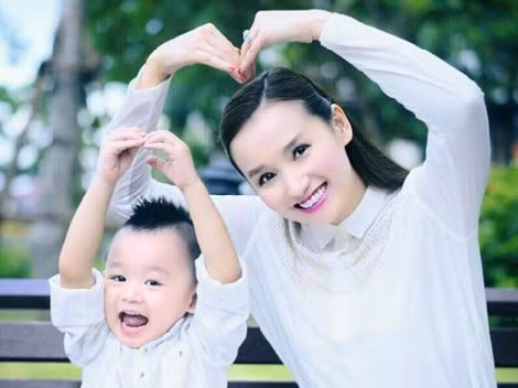 Lã Thanh Huyền và con trai.