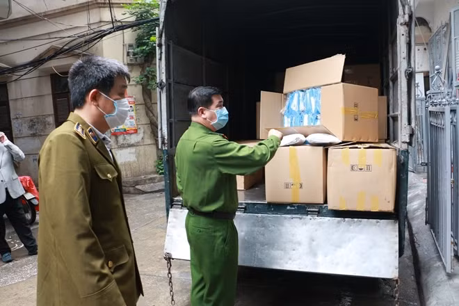 Quang cảnh việc khám xét.