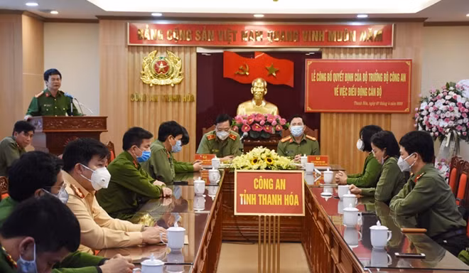 Đại tá Nguyễn Quang Huy phát biểu nhận nhiệm vụ .