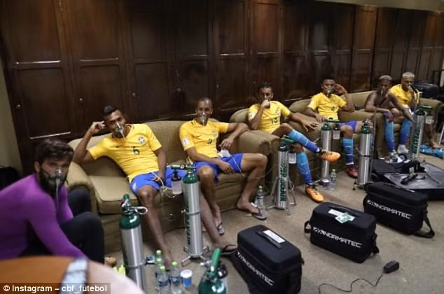 Allison, Paulinho, Diego Tardelli, Jemerson, Gabriel Jesus, Neymar và Dani Alves phải thở oxy sau trận đấu. Ảnh: Instagram.